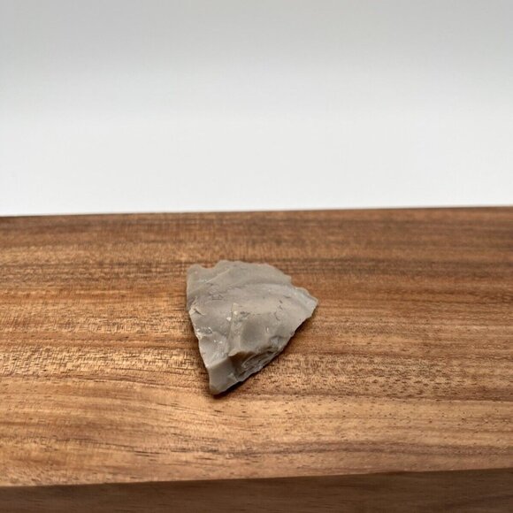 Authentic Modern Repro of North American Corner Notch Grey Stone Arrowhead - Picture 2 of 5